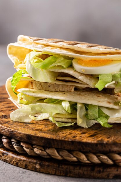 Gezonde zelfgemaakte tortilla met vers gemaakte groene Caesar salade