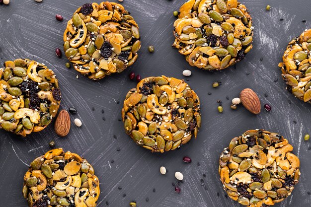 Gezonde zoete dessertsnack. Graan mueslireep met noten