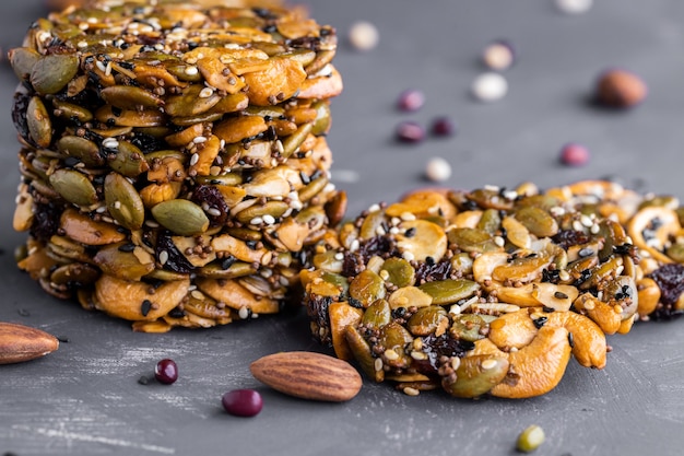 Gezonde zoete dessertsnack. Graan mueslireep met noten