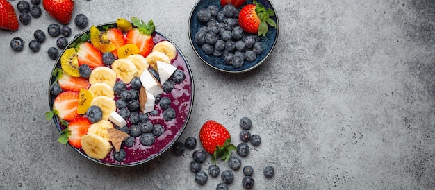 Gezonde zomer acai smoothie kom met verse chia zaden