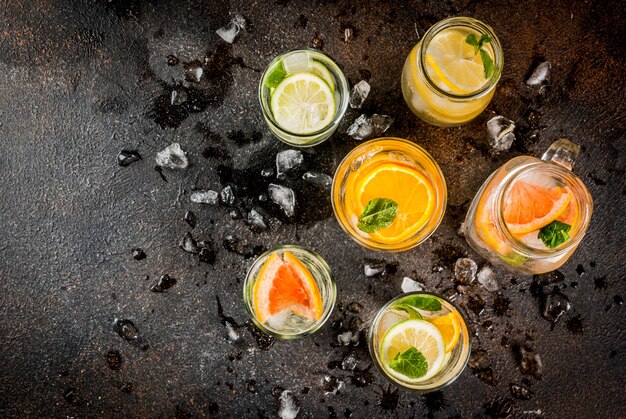 Gezonde zomercocktails, set van verschillende met citrus doordrenkte wateren, limonades of mojito's, met limoen, citroen, sinaasappel, grapefruit, detoxdranken