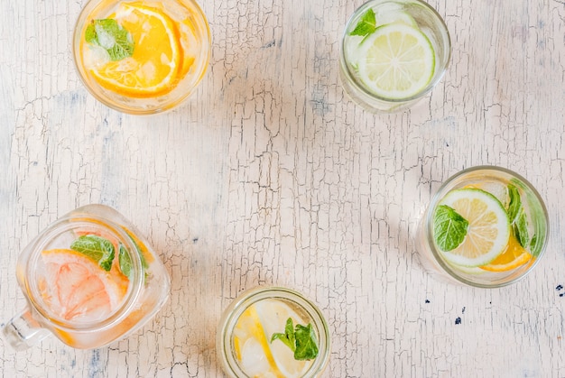 Gezonde zomercocktails, set van verschillende met citrus doordrenkte wateren, limonades of mojito's