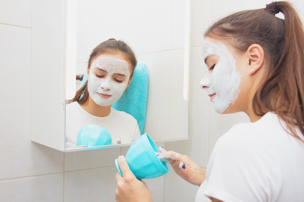 Gezondheid en schoonheid. Gezichtsverzorging. Jong meisje maakt een hydraterend reinigend gezichtsmasker