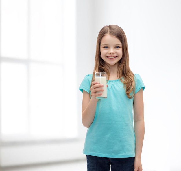 gezondheid en schoonheidsconcept - glimlachend meisje met glas melk