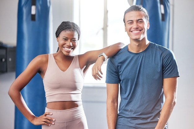 Gezondheid zwarte vrouw en man trainen in sportschool fitness en vrienden met motivatie en ondersteuning Persoonlijke trainer atleet en training voor doelportret en uitdaging voor wellnesstraining en energie