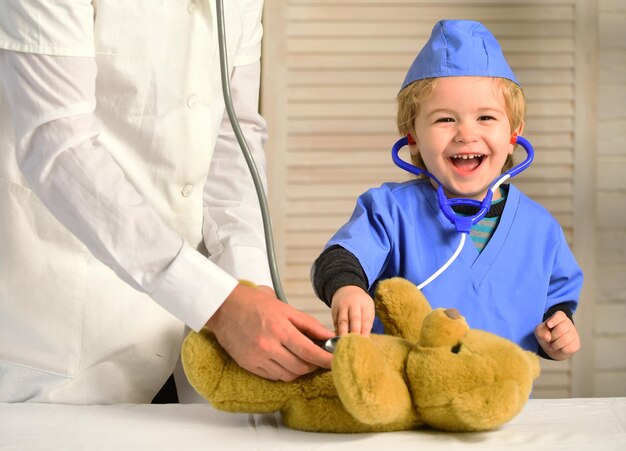 Gezondheids- en kindertijdconcept Kind met blij gezicht speelt dokter