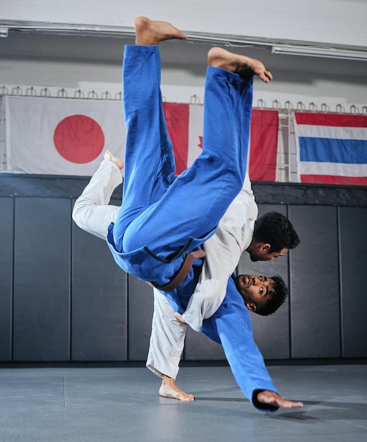 Gezondheidsfitness en motivatie mannen in karate vechten voor een winnaar in een dojo Vechtsporten een leeroefening om vechtmislukkingen te overwinnen en de concurrentie te verslaan Sportstudenten in een strijd om te winnen