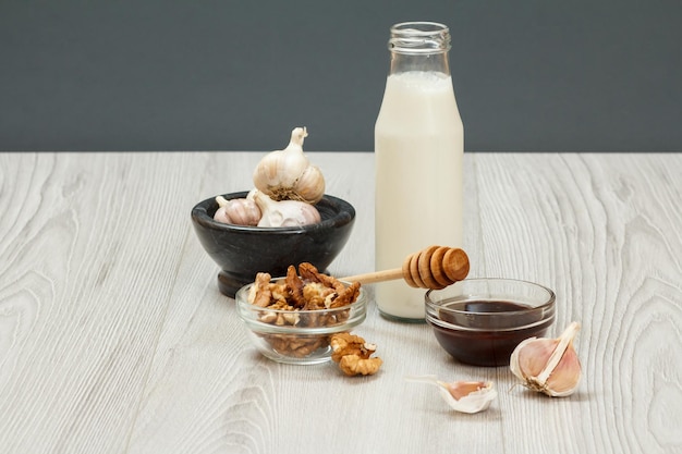 Gezondheidsremedie voedsel en drank voor verkoudheid en griep met yoghurt, honing, knoflook en walnoten