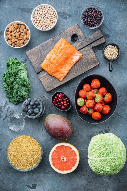 Gezondheidsvoedsel voor fitness met immuunversterking, bovenaanzicht, op grijze tafel