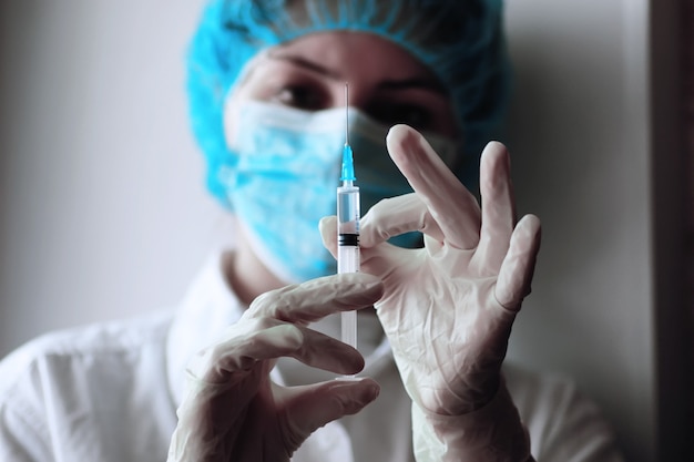 Gezondheidswerker draait het vaccin in een spuit