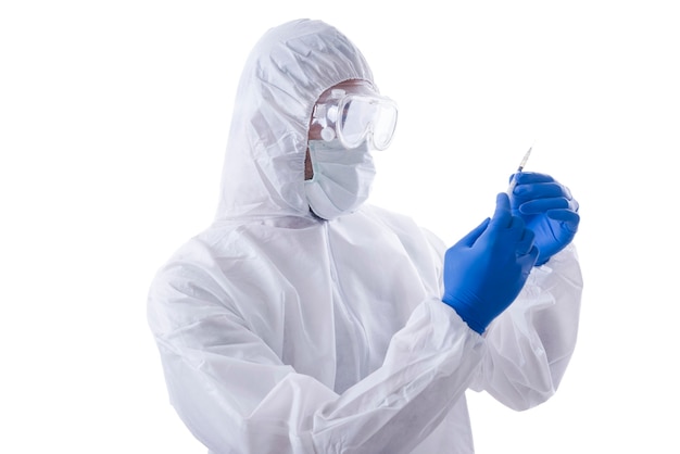 Gezondheidswerker man met een beschermend pak en handschoenen met spuit geïsoleerd op witte achtergrond