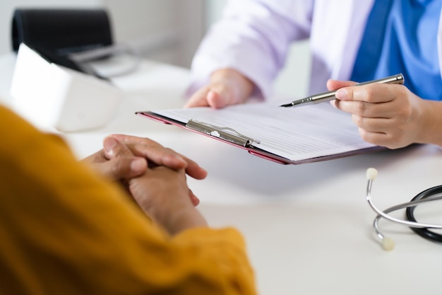 Gezondheidszorg Arts en patiënt bespreken interviewconsultatie patiënt Professionele arts in het ziekenhuis Gezondheidszorg en medisch concept