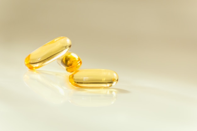 Foto gezondheidszorg concept close-up capsules omega 3 op onscherpe achtergrond