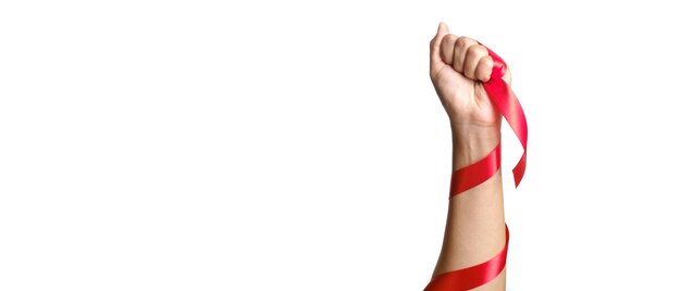 Gezondheidszorg en geneeskunde concept. helpt bij het bewustzijn. Vrouwelijke handen zijn vastgebonden met een rood aids-bewustzijnslint op een witte achtergrond.