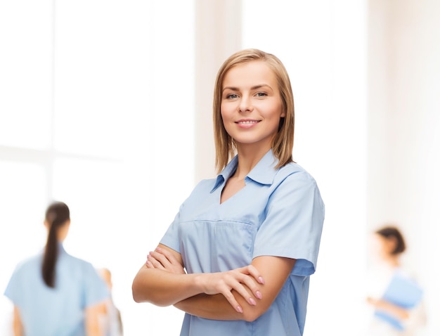 gezondheidszorg en geneeskundeconcept - glimlachende vrouwelijke arts of verpleegster