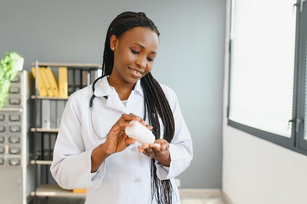 Gezondheidszorg en medisch concept Afrikaanse arts met blisterverpakkingen van pillen