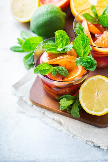 Gezondheidszorg fitness gezonde voeding concept Verse koele citrus limonade doordrenkt met water cocktail detox drankje drank voor lente zomerdagen