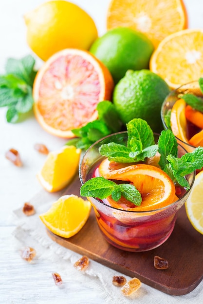 Gezondheidszorg fitness gezonde voeding concept Verse koele citrus limonade doordrenkt met water cocktail detox drankje drank voor lente zomerdagen