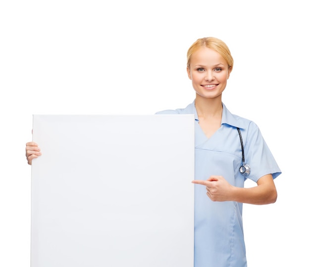 gezondheidszorg, geneeskunde, reclame en verkoopconcept - glimlachende vrouwelijke arts of verpleegster met stethoscoop en wit leeg bord