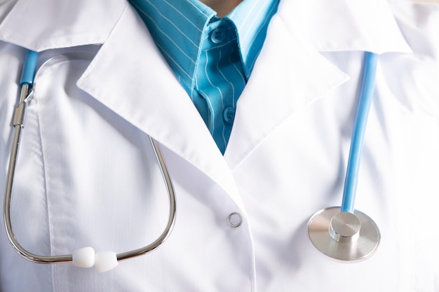 Gezondheidszorg kwaliteit arts met stethoscoop close-upmedische veiligheidgeneeskundegezondheidszorg en verzekeringsconcept