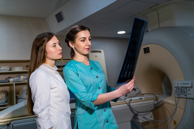 Gezondheidszorg, medisch en radiologieconcept - twee artsen die röntgenfoto's bekijken.