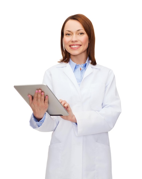 gezondheidszorg, technologie en geneeskunde concept - glimlachende vrouwelijke arts en tablet pc-computer