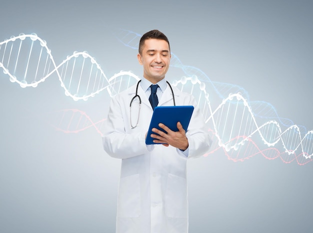gezondheidszorg, technologie, genetica, mensen en geneeskunde concept - lachende mannelijke arts in witte jas met tablet pc-computer en dna-molecuul formule over grijze achtergrond