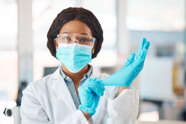 Gezondheidszorg virus en vrouw in portret met handschoenen veiligheid en onderzoek voor medische diagnose Laboratorium zwarte dokter en experiment met gezichtsmasker handen of bril voor bescherming in de kliniek