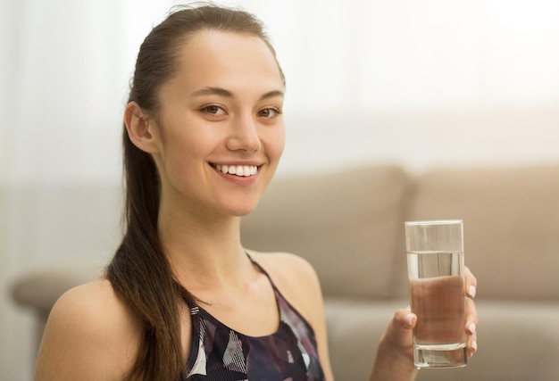 Gezondheidszorgmeisje die schoon mineraalwater drinken zijaanzicht