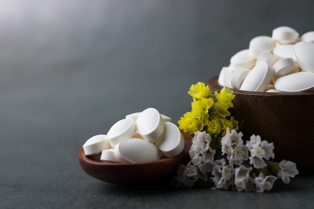 Gezondheidszorgvitaminen op houten lepel