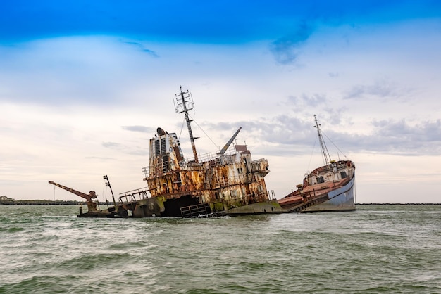 Gezonken schip in zee