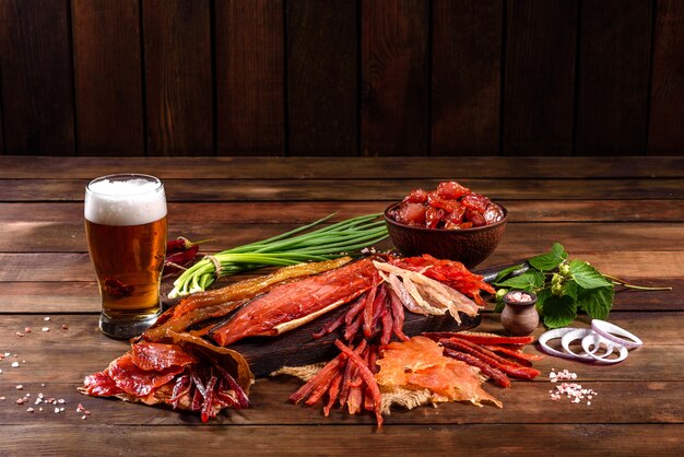 Gezouten gerookte vis in plakjes gesneden voor snack tot bier.