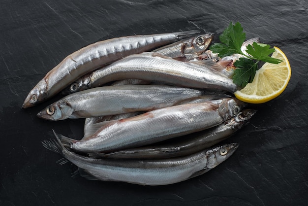 Gezouten in een ondiepe pekel kleine oceaanvis