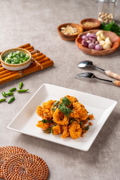 gezouten inktvis calamares gebakken met gezouten ei beslag plating op witte plaat.