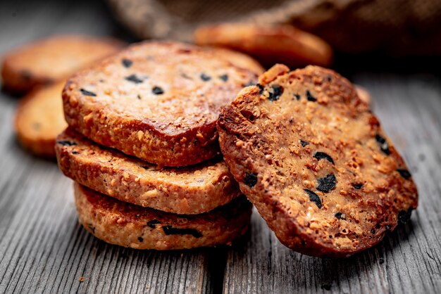 Gezouten knapperige crackers met sesamzaad en zonnebloempitten