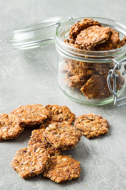 Gezouten knapperige crackers op oude keukentafel