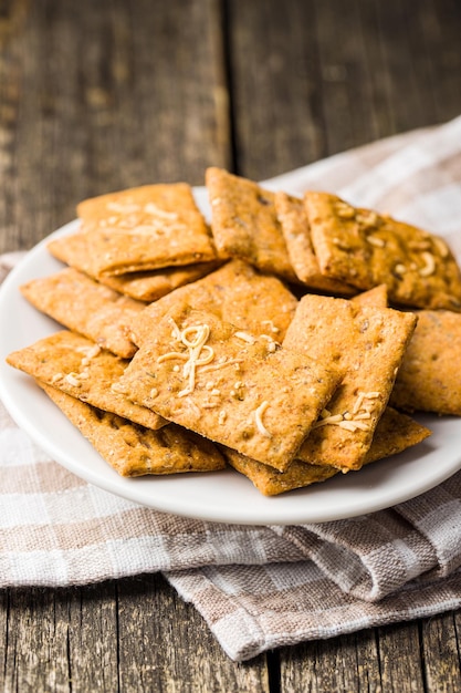 Gezouten knapperige crackers op plaat