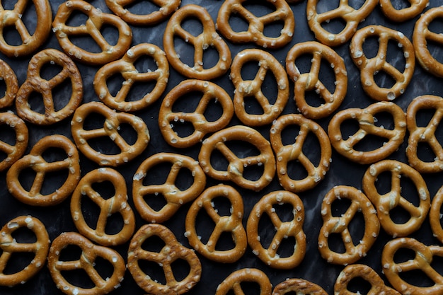 Foto gezouten krakeling op tafel