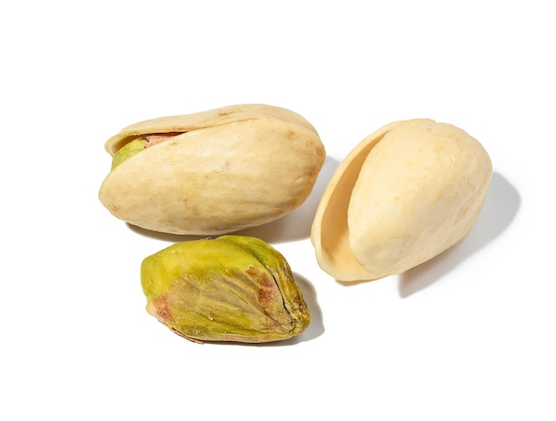 Gezouten open inshell pistachenoten geïsoleerd op een witte achtergrond smakelijke en gezonde snack