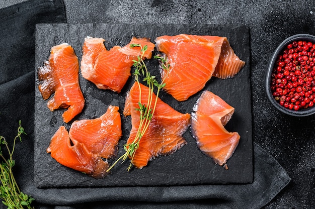 Gezouten plakjes zalm met peper en tijm