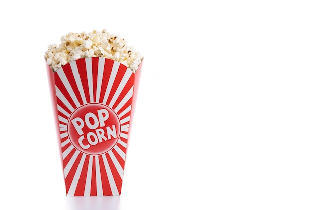 Gezouten popcorn geïsoleerd op een witte achtergrond