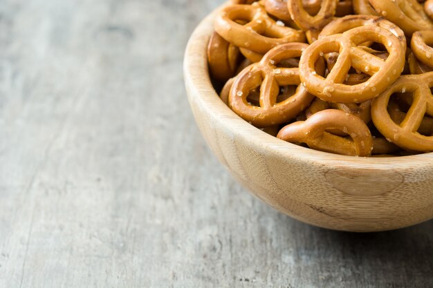 Gezouten pretzels in kom op houten achtergrondexemplaarruimte