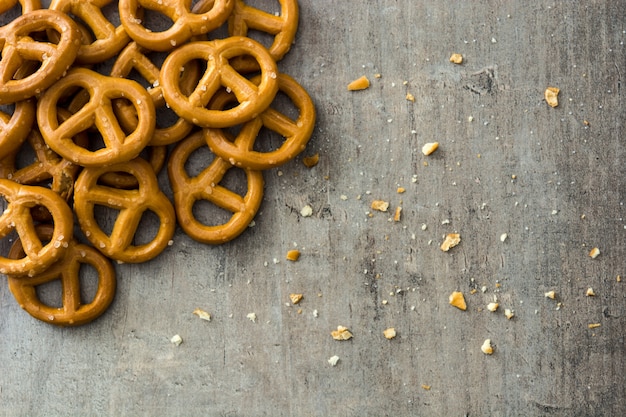 Gezouten pretzels op houten