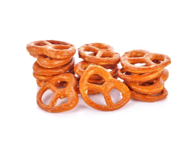 Gezouten pretzels op witte achtergrond