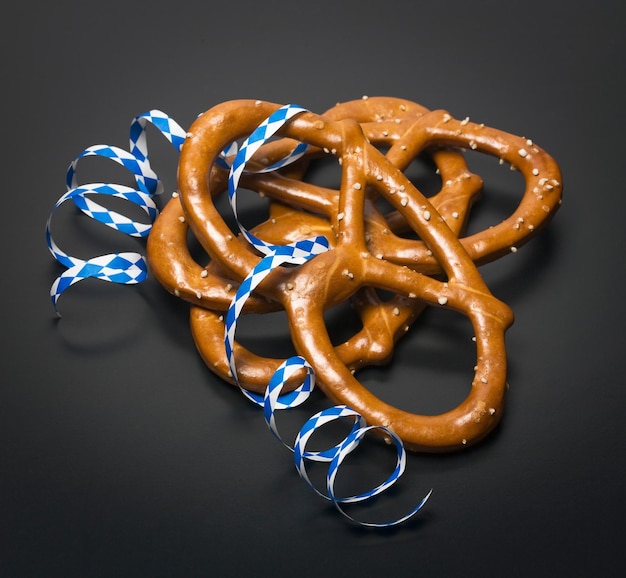 Foto gezouten pretzels op zwarte achtergrond