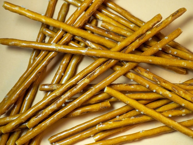 Gezouten stokjes Zoetwaren op tafel Zoute gebakken goederen Snack voor bier Deegproduct op een beige achtergrond