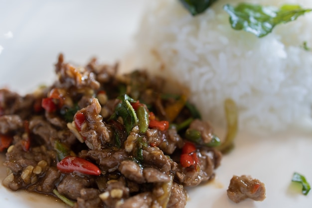 Foto gezouten varkensvlees met chili en basilicum