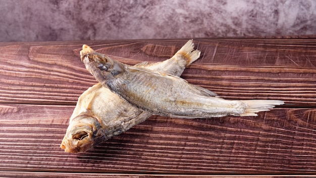 Gezouten vis ligt op een houten tafel