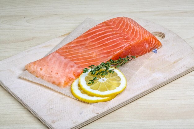 Gezouten zalm op de houten achtergrond