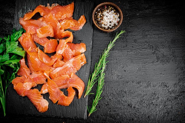 Gezouten zalm op een stenen bord met kruiden